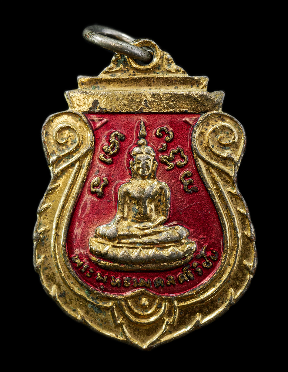 15Jul25 (77)p.jpg - เหรียญเสมาพระพุทธมงคลศรีวิชัย หลังหลวงพ่อดำ วัดมงคลประชาราม ต.คลองโยง อ.นครชัยศรี จ.นครปฐม ปี2525 เนื้อกะไหล่ทองลงยาสีแดง พระเก่าสวย มวลสารดี พิธีใหญ่ [..] | https://kamulet.in.th